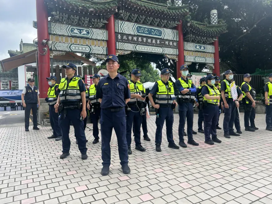 四海幫創幫大老「咪哥」公祭！黑衣人塞爆殯儀館　百警戒備