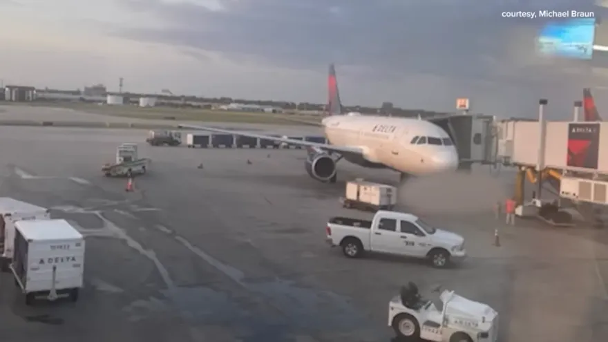 影/悚！地勤人員搬行李被飛機引擎吸進去　猶遭果汁機絞碎慘死