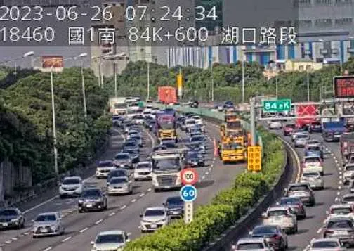 快訊/車速紫爆！開工日國1北上84.9km湖口段「2車追撞」