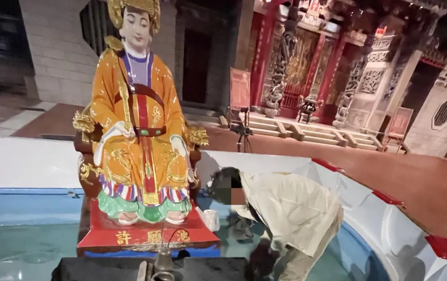 影/誇張阿北直接下水撈廟宇許願池零錢　人贓俱獲瞎扯「要佈施給其他寺廟」