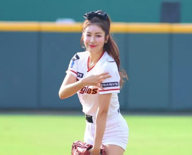 影/韓華鷹女孩登樂天主場！隊長金娟婷開出好球　球迷暴動：最香開球～