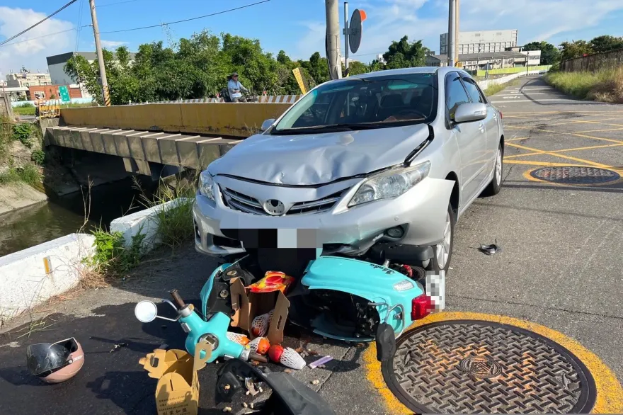 花壇轎車撞機車　6旬夫妻「噴飛2公尺大排」爛泥堆　幸無嚴重傷亡