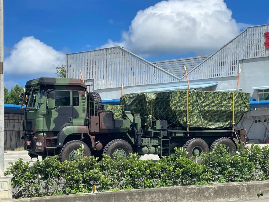 直擊/多輛雷霆2000多管火箭發射車進駐屏東  畫面曝光
