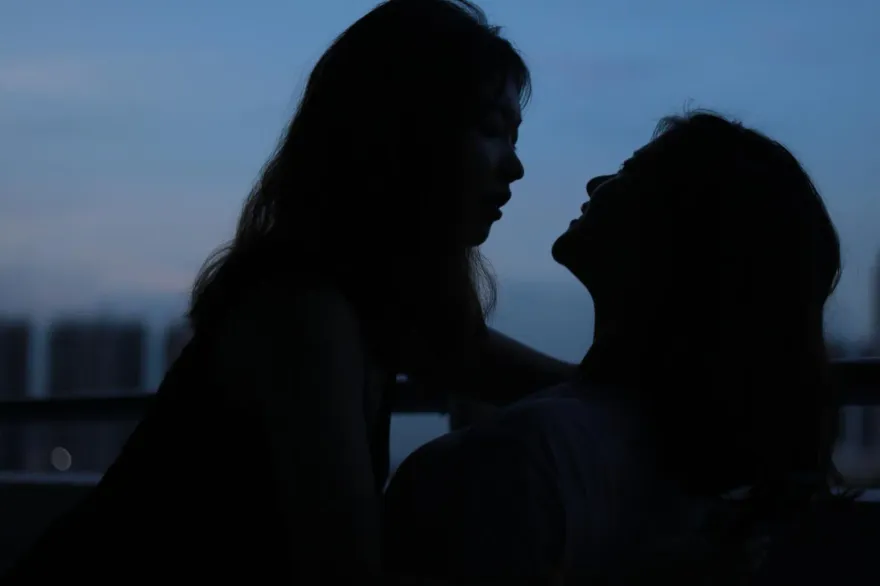 妻子趁他出差搞外遇「在兒子面前做親密動作」　綠男氣炸提告妻與外遇「女」閨密