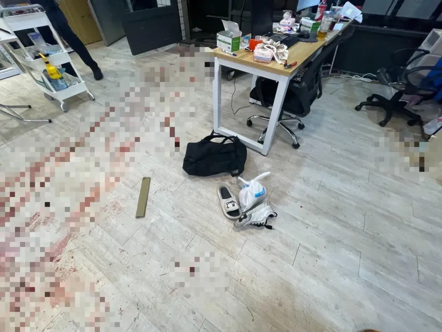 影/狠斷店員一隻手！犬舍消費起糾紛　2惡煞客人開山刀行兇猛砍十多刀