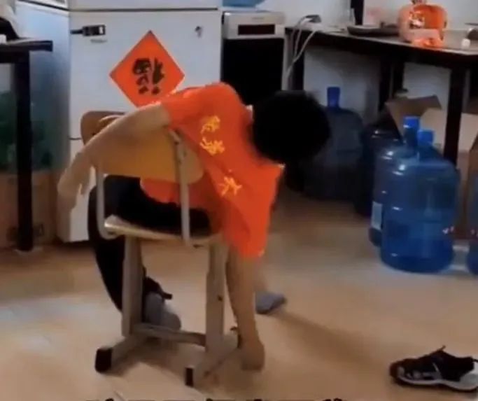 影/8歲男童遭武術教練打死　癱軟倒地被「硬拉起來擺拍」證明人還活著