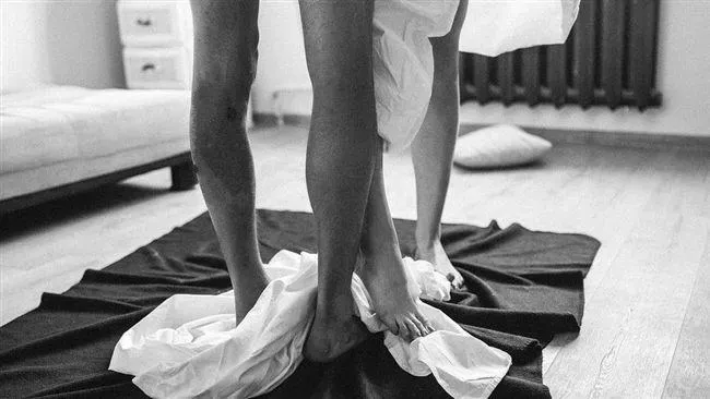 第一次過夜女友洗完澡只穿內衣　木頭男傻問「妳會冷嗎」挨罵了