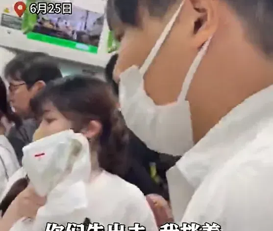 影/日本電車「有人亮刀」引驚慌　陸東北漢子中文急喊：先出去，我擋著！