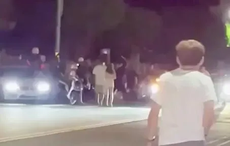 影/新竹湖口驚見球棒隊！路邊囂張打人、砸車　警方將主動偵辦