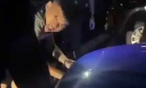 影/執法過當？桃園警被控查案要疑犯趴引擎蓋還邊罵「燙不燙」　警方回應了