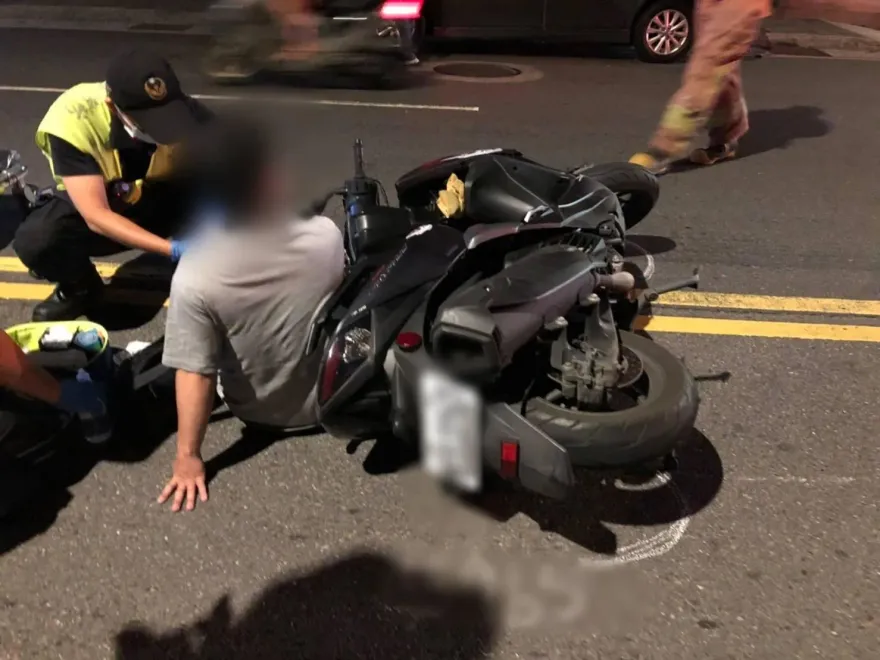 影/火光噴出片！中和街頭深夜人孔蓋彈飛擊落騎士　驚悚瞬間曝