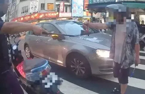 醉阿北手持扁鑽擋車鬧街　挑釁嗆警「你給我開下去啊！」遭壓制逮捕