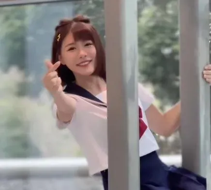 「啦啦隊正妹」化身學生妹！放送逆天大長腿　「1動作」洩邪惡視角