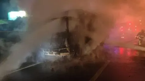 快訊/台中火燒車意外！運菜車匝道口突起火　駕駛跳車逃「整台燒爛」