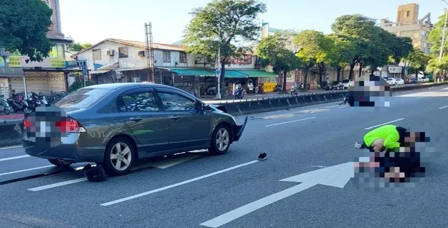 快訊/北市民生社區驚悚車禍！　左轉機車慘遭轎車撞碎「人車飛出」