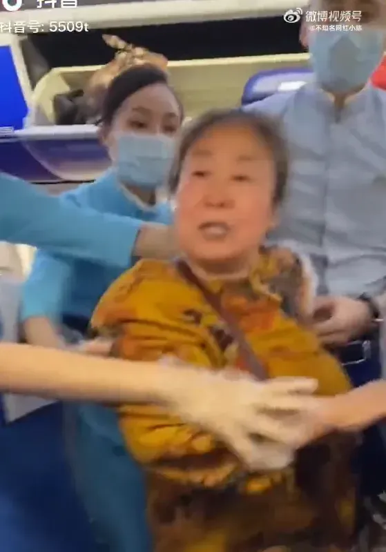 影/大媽機上換位失敗竟「女浩克上身」暴走　4名空服員險攔不住她