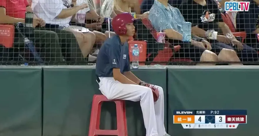 影/中職球僮淡定哥！坐著不動沒收界外球　網讚：未來可能是球王