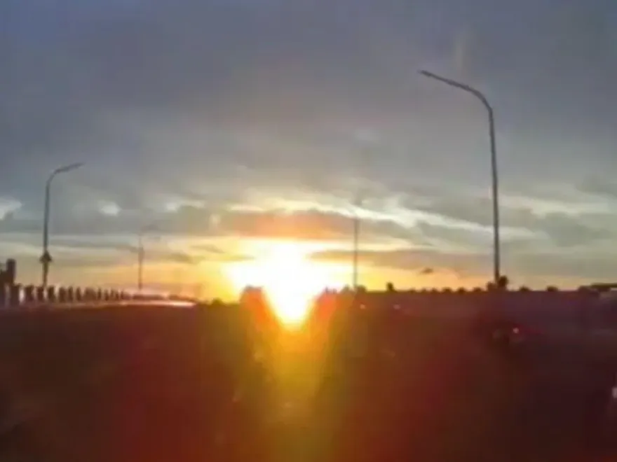 影/「夏至夕陽」直射眼睛！前方一片炫光…屏東林邊大橋「3車連環撞」