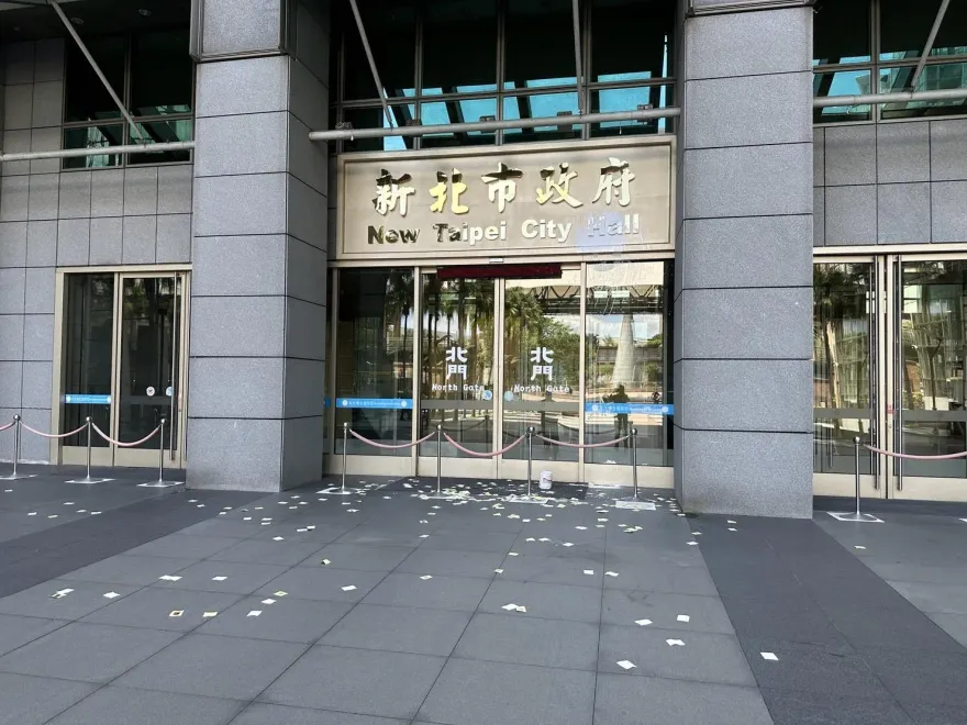 快訊/新北市府二度遭潑漆！同1人幹的這次加碼撒冥紙　警衝現場逮人