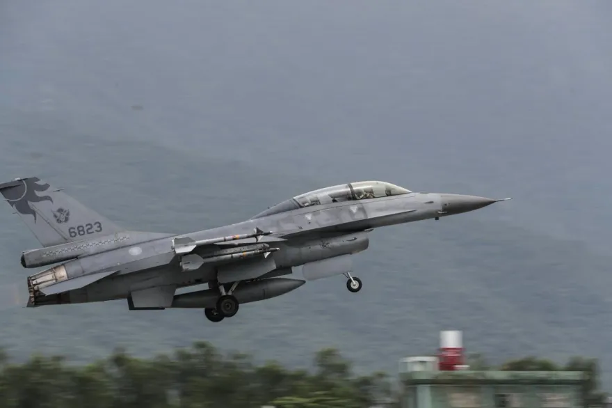 預備漢光演習！F-16V首次演練起降台東豐年機場　驗證備援機場能量