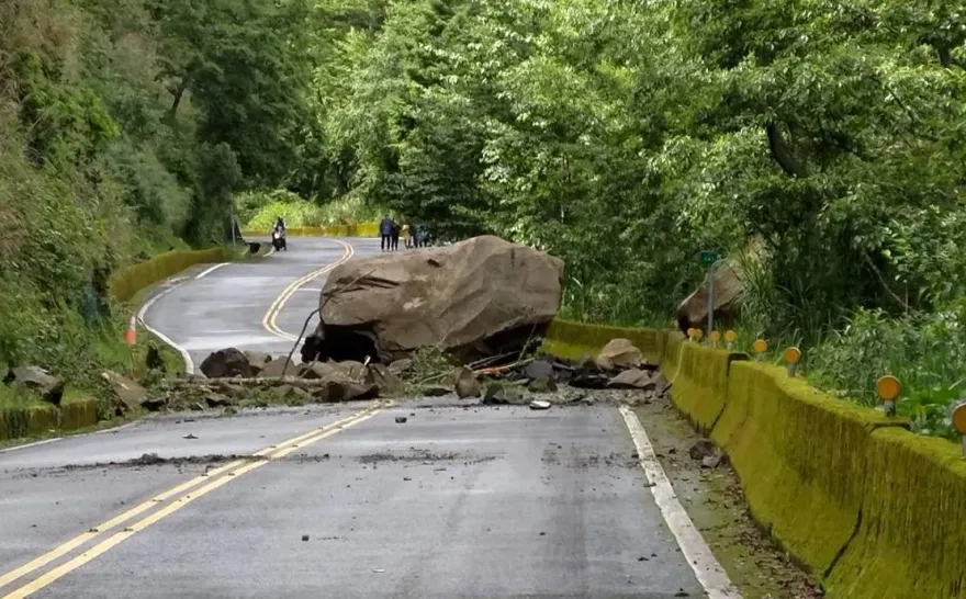 快訊/台21線141K塔塔加路段「巨石坍方」！新中橫公路雙向阻斷