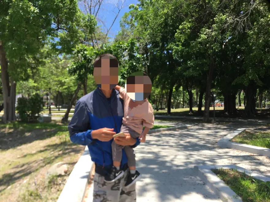 影/男童走失嚎啕大哭！暖警讓孩依偎「父愛噴發」　粗心爸急死了