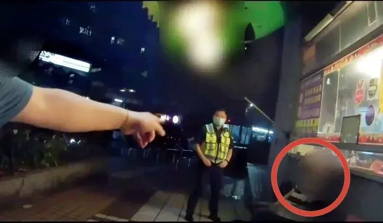 影/老是讓兒子掛急診卻沒帶錢？汐止騙餐男被店家抓包　報警當場逮人