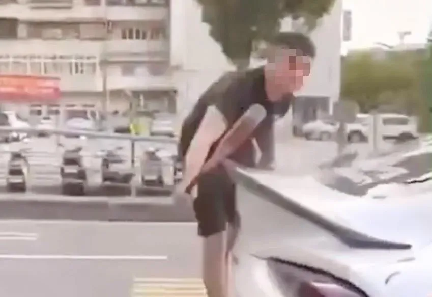 影/「牛魔王」高雄街頭遭砸畫面曝！男怒拔球棒猛k　路人嚇傻