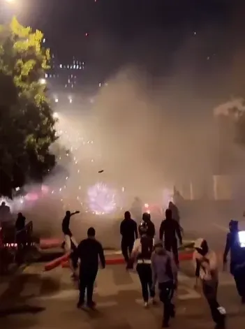 影/法國17歲少年拒盤查「遭警察擊斃」　民眾上街暴動縱火扔鞭炮