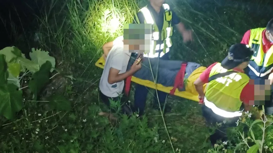 影/宜蘭摸黑救援片！落水載浮載沉警消急拋繩「拉引」救人　清查竟是失蹤人口