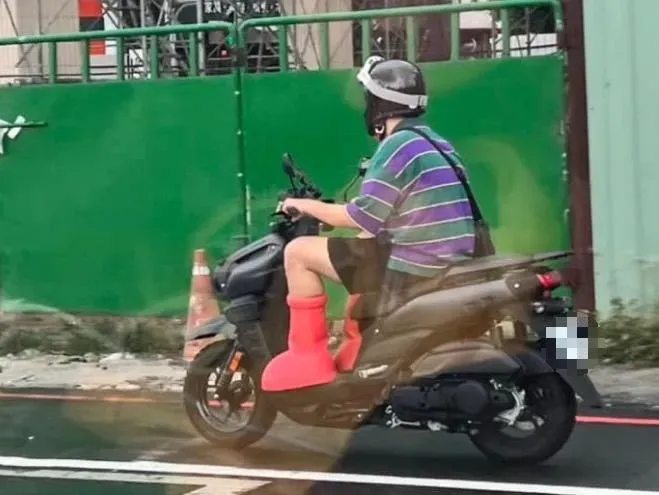 這cosplay神還原！台南「原子小金剛」騎兩輪路上跑  驚人價格曝