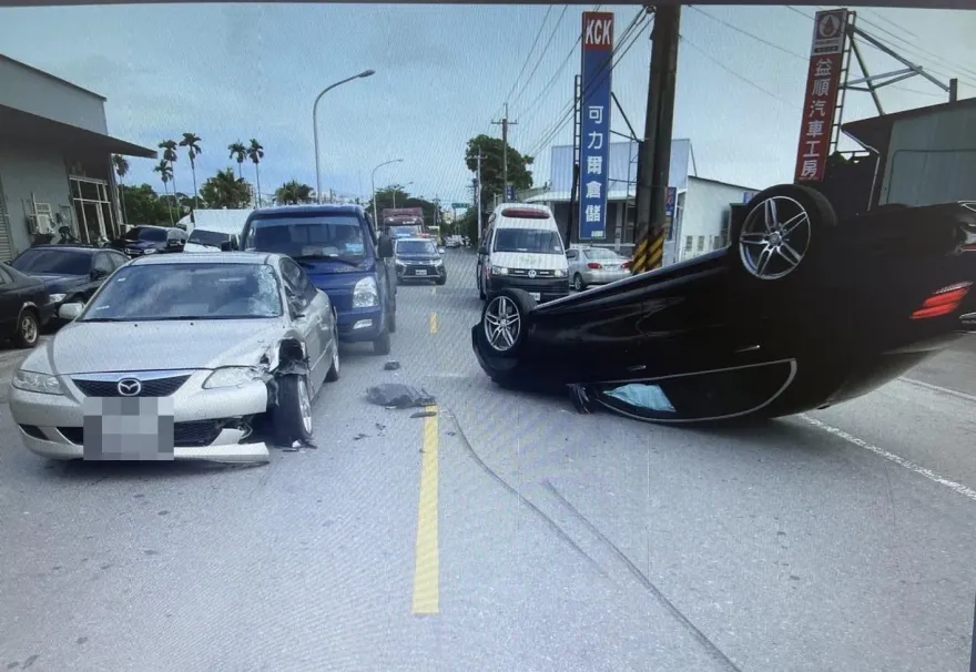 影/馬自達KO賓士！不塞車也不翻車　台中3車擦撞四輪朝天是它