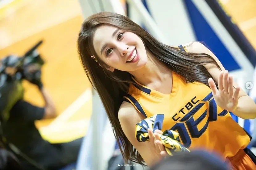 啦啦隊正妹竟是「老司機」！擁賓士E 43 Estate 連改裝都很懂