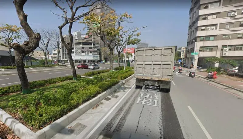 夜雨醉臥馬路遭輾爆頭亡！肇事運將未注意前方路況判4月