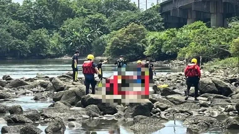 快訊/新北民眾搭火車驚見人形漂浮　警消救起已明顯死亡