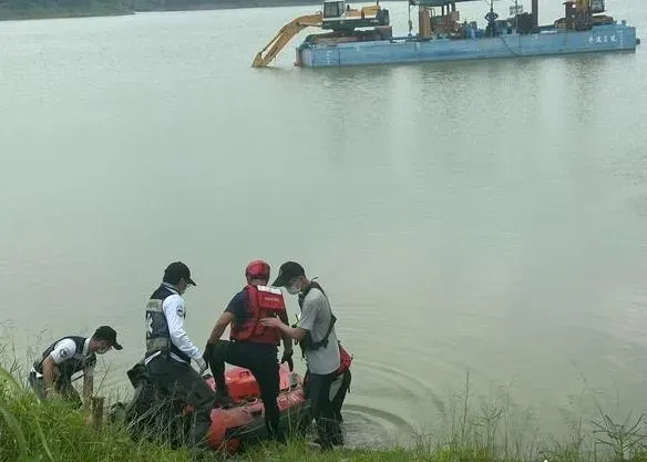 快訊／高雄阿公店水庫清淤工人落水失蹤　警消搜救2小時送醫仍不治