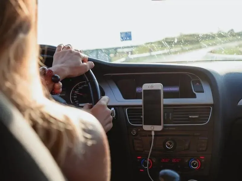 開車講電話撞死超速騎士！駕駛稱「擴音通話」沒手持　遭判刑1年