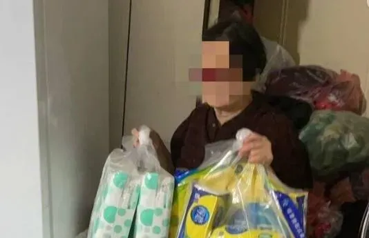 影/7旬慣竊阿嬤化身衛生紙大盜！美妝店門口大膽幹走4大串　警循線逮人