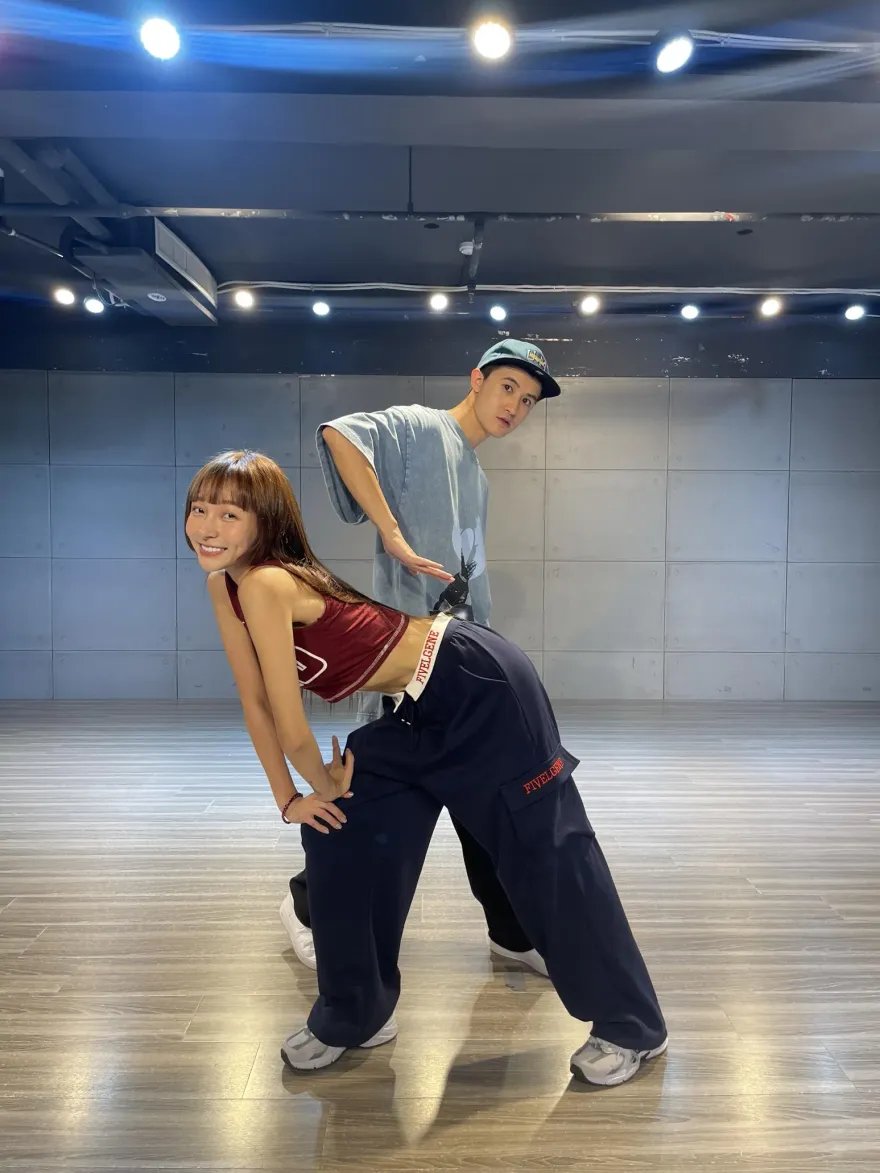 太辣了！林襄練舞「穿這樣」　他見火辣身材羞喊：希望不要被追殺