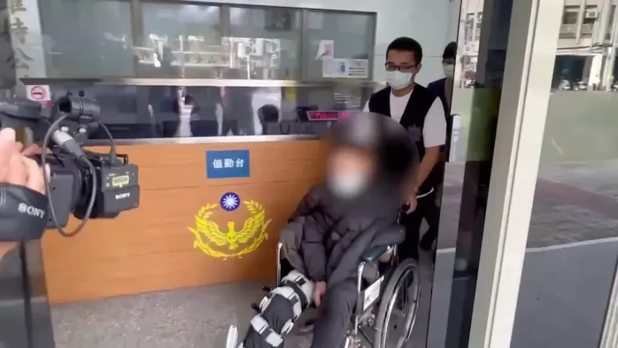 影/駁火生龍活虎被移送虛弱坐輪椅！「漸凍人」陳志明遭裁定羈押