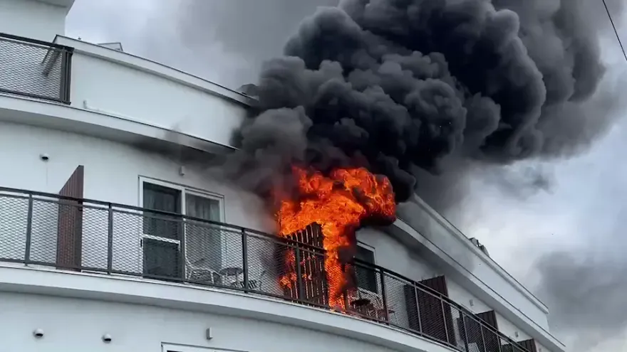 影/火舌竄出片！墾丁紅柴坑民宿起火　工人急撲滅幸未延燒