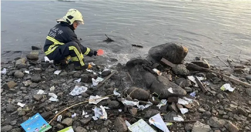 嗨過頭了！國中生期末考完在淡水河畔點火燒課本　路人報警下場曝光了