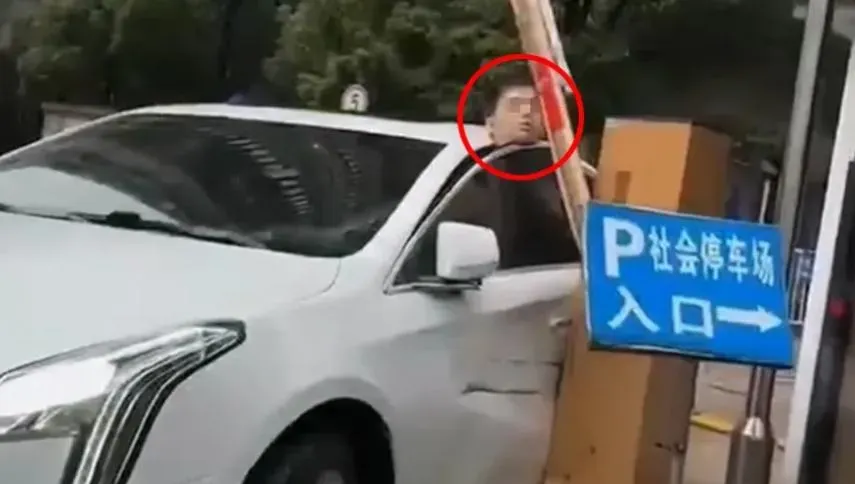 「頸」悚一刻曝光！陸男子出停車場忘拉手煞車竟遭車門重夾身亡