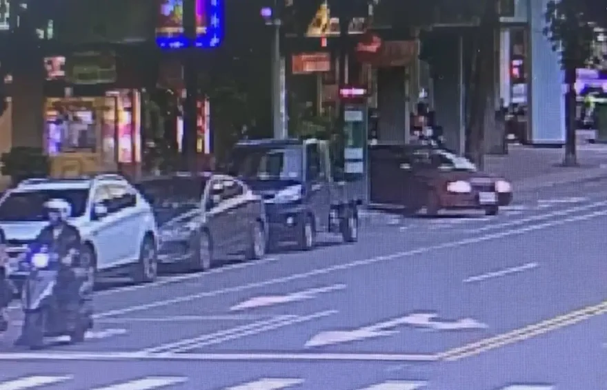 影/高雄轎車衝撞民宅恐怖瞬間曝光！犯案動機竟是因為這件事
