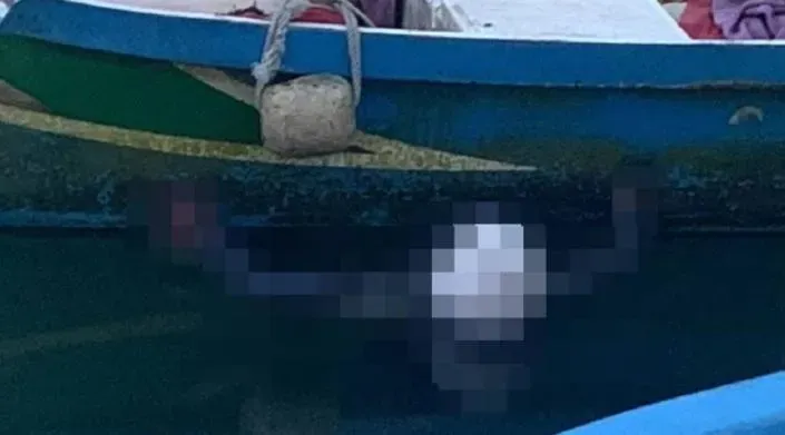 騎車墜落富基漁港！男浮屍「繩子緊綁身體跟機車」卡漁船邊　死因身分釐清中