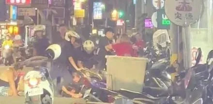 影/認真10點熱「吵」店無誤！不爽被鄰桌客人出言「尻謝」　3醉男「打成一片」