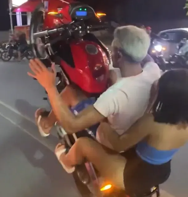 影/官方吐槽請查收！印度警PO男耍帥翹孤輪「熱褲辣妹慘摔落地」噴火花