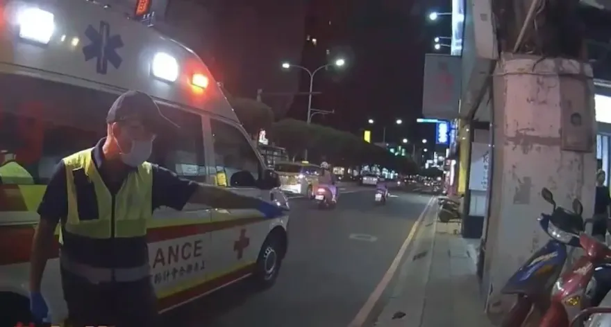 影/三重男醉倒路邊被報案！怒揮救護員一拳遭壓制送辦