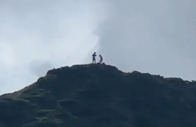 石門哈哈山頂驚見詭異巨人！「這移速合理嗎」　網笑：你看到山神了