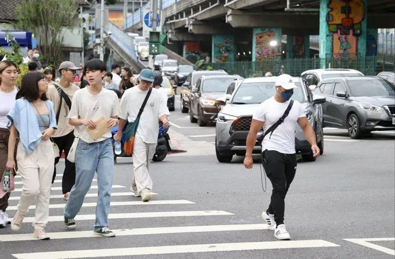 遏止「地獄罪名」！駕駛禮讓行人今起上路　未停讓最高罰6千